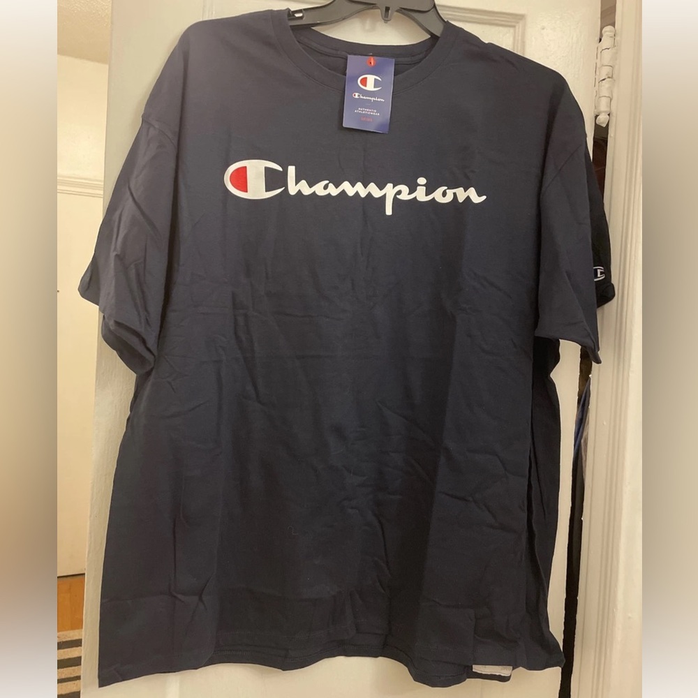 NWT Champions Center chest Logo classic Shorts Sleeve Graphic Tee size 2X.